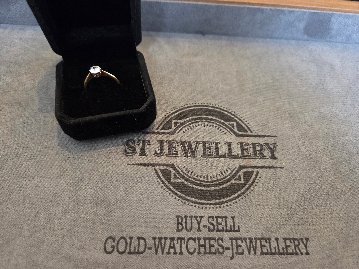 18ct Gold single diamond Ring