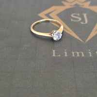 18ct Gold single diamond Ring