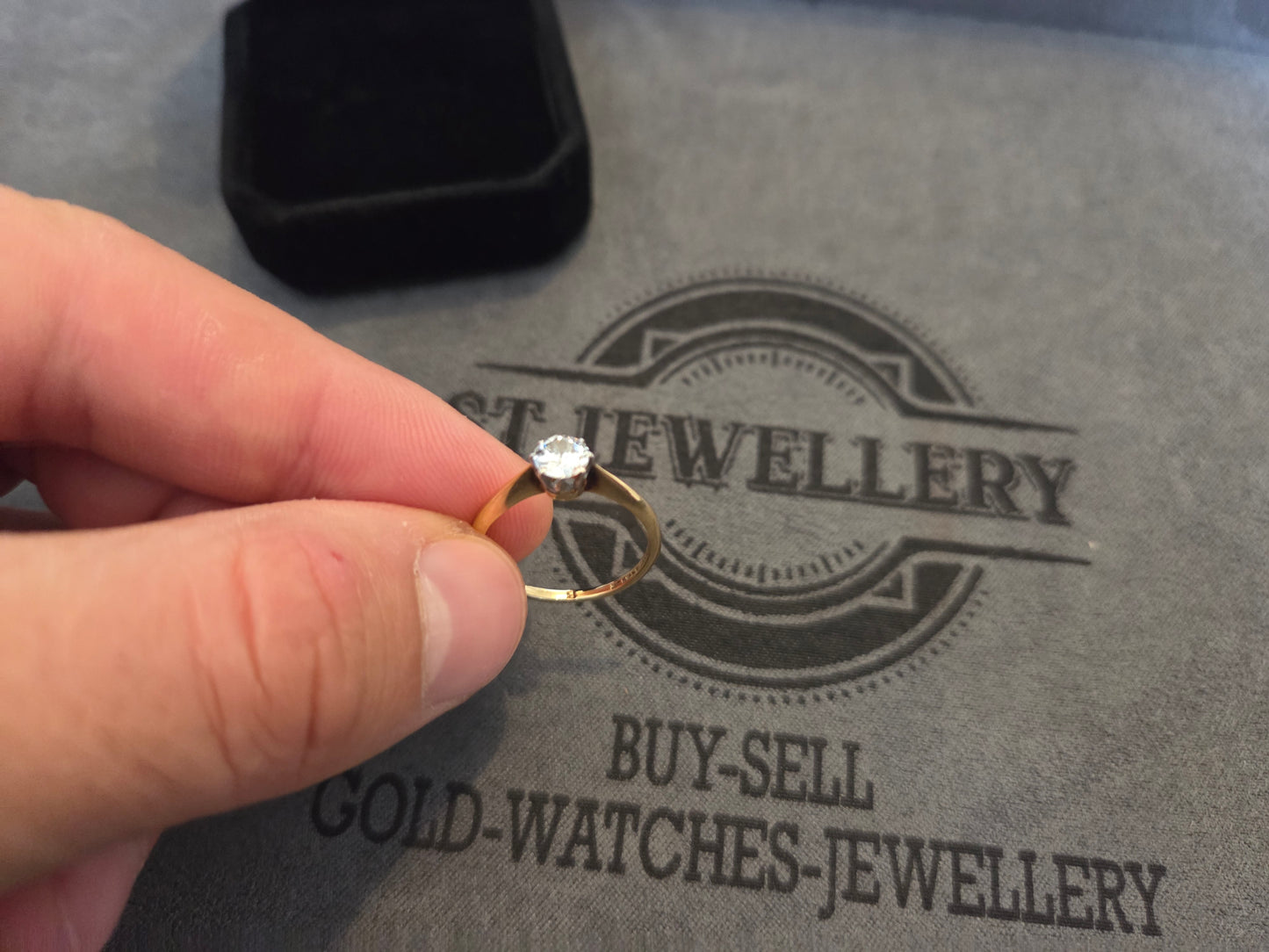 18ct Gold single diamond Ring