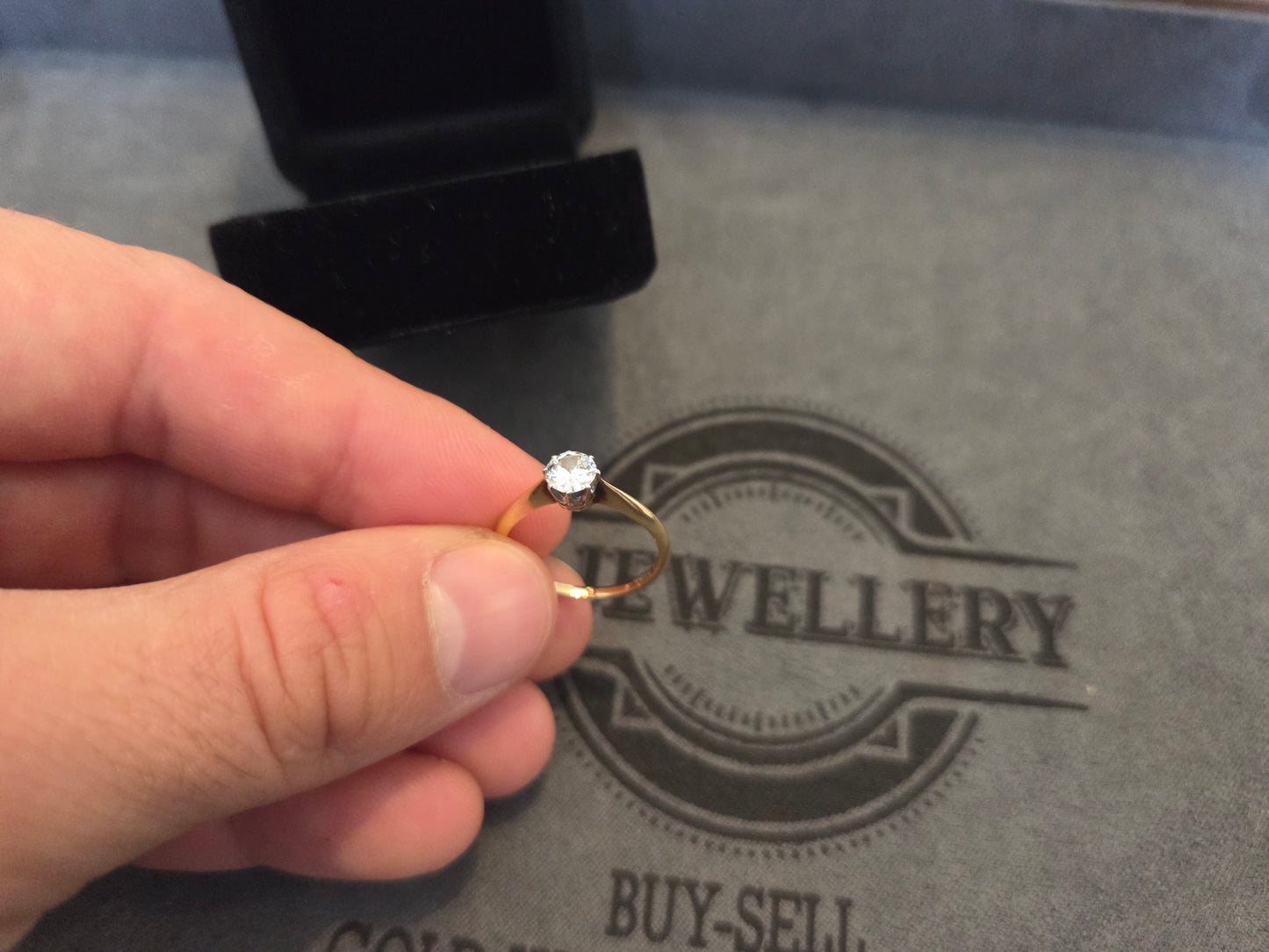 18ct Gold single diamond Ring