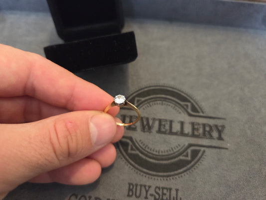 18ct Gold single diamond Ring