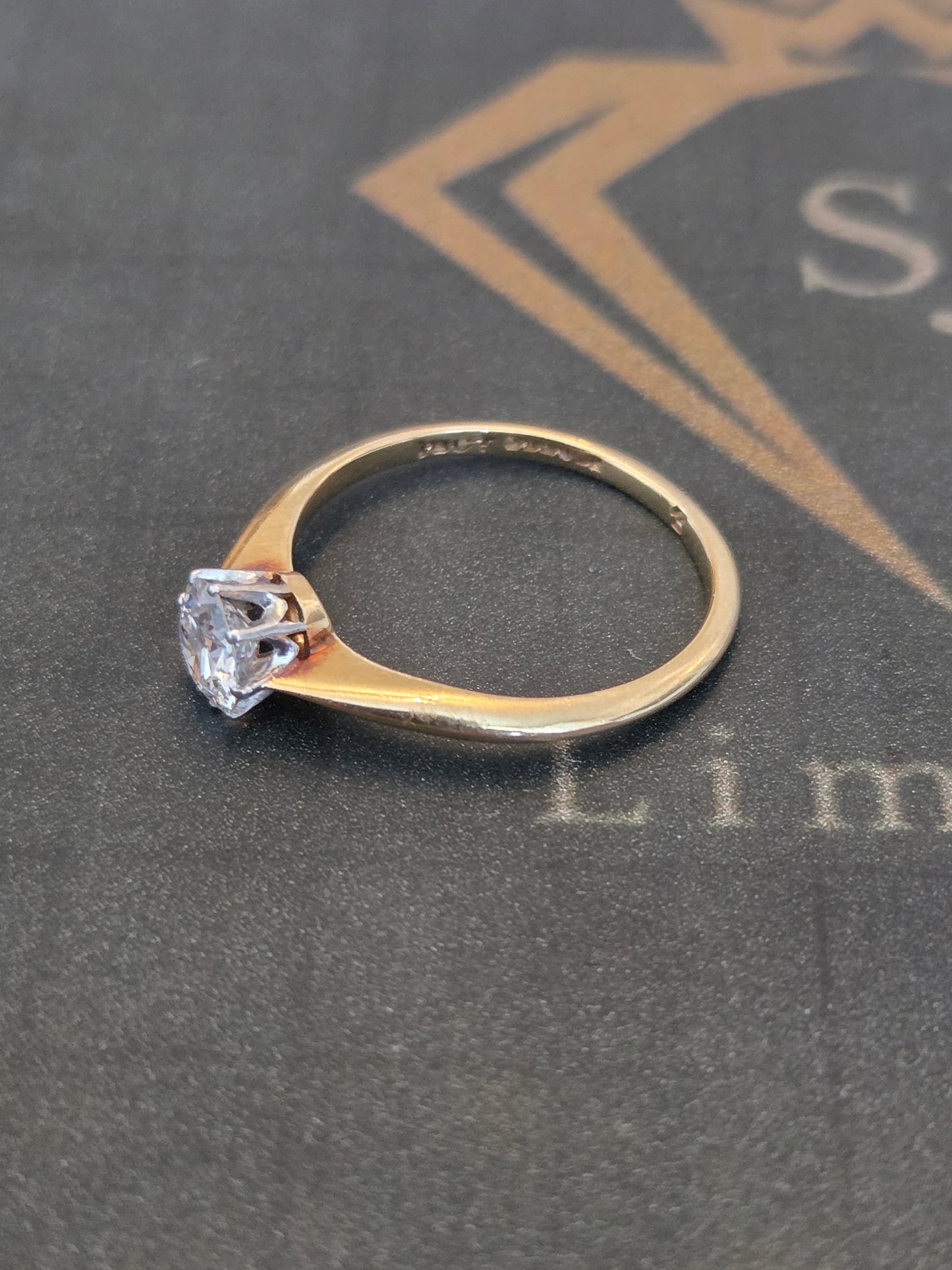 18ct Gold single diamond Ring
